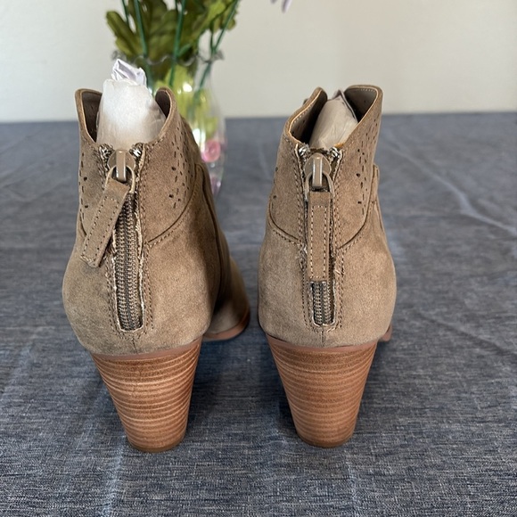 NWT Violet & Red Women’s Size 8 and 10 Jackson Lazer Cut Topline Tan Booties - Picture 3 of 7